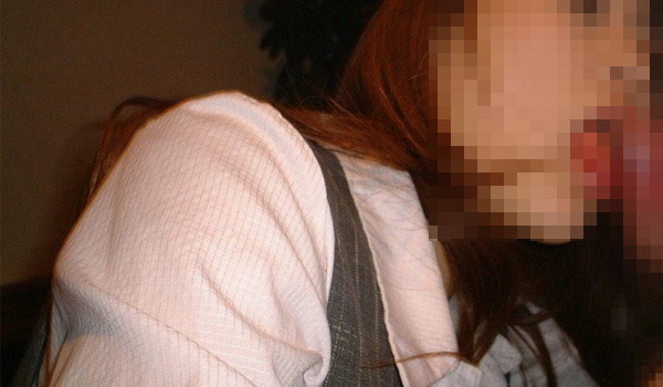 職場でフェラする女性